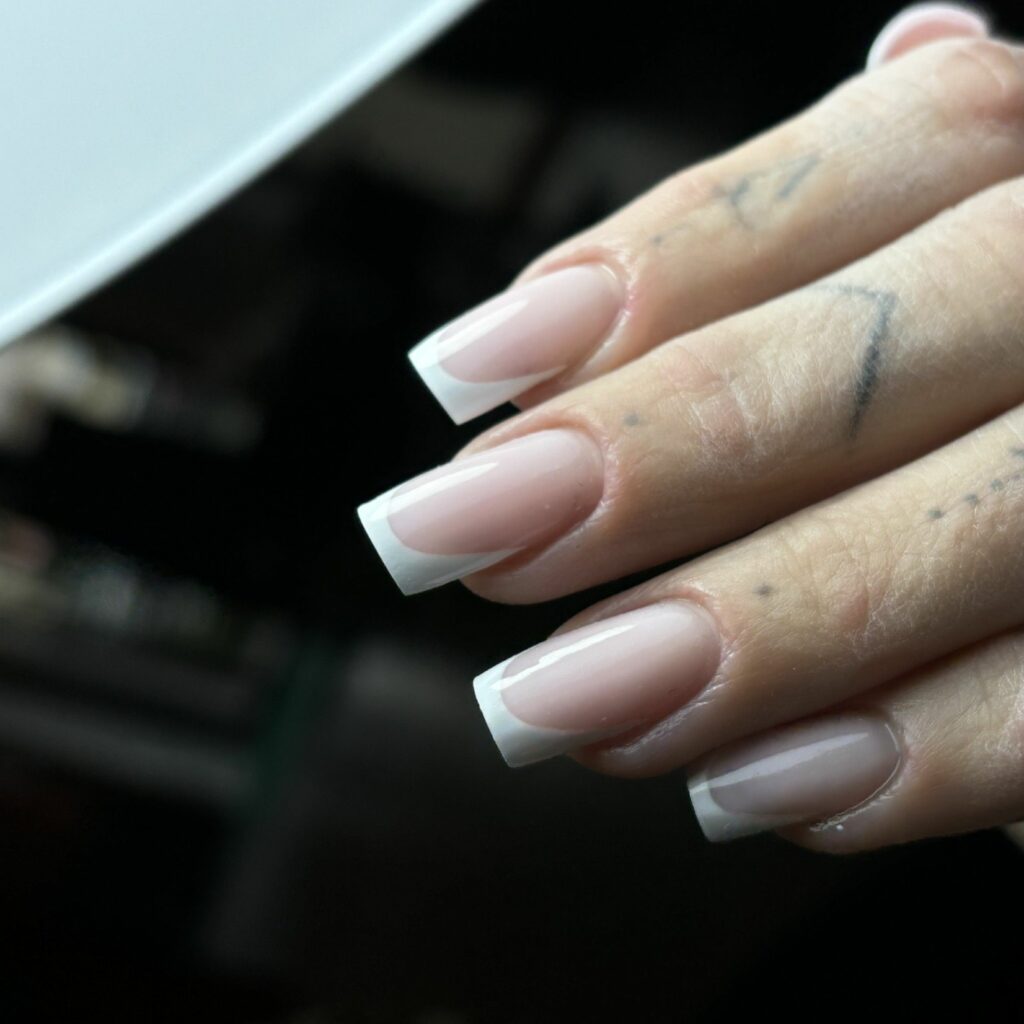 Klasyczny manicure french