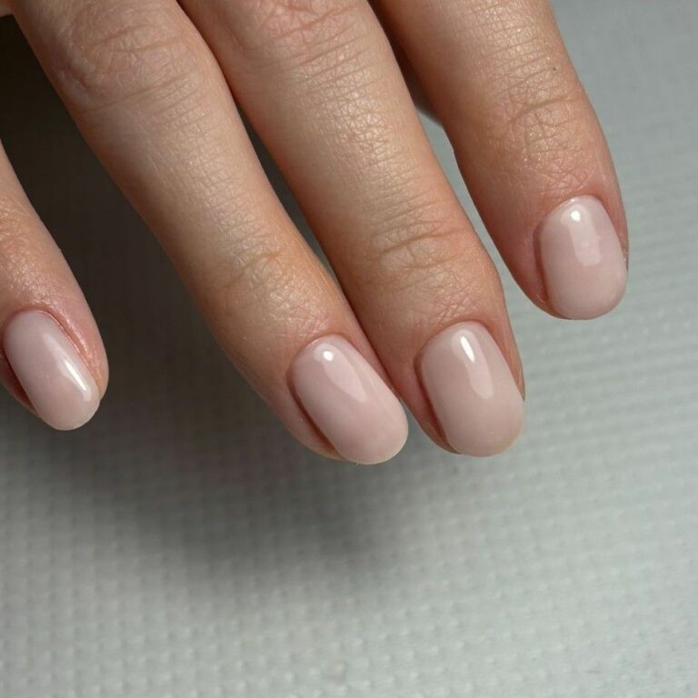 Naturalny manicure hybrydowy — realizacja AMAR Beauty