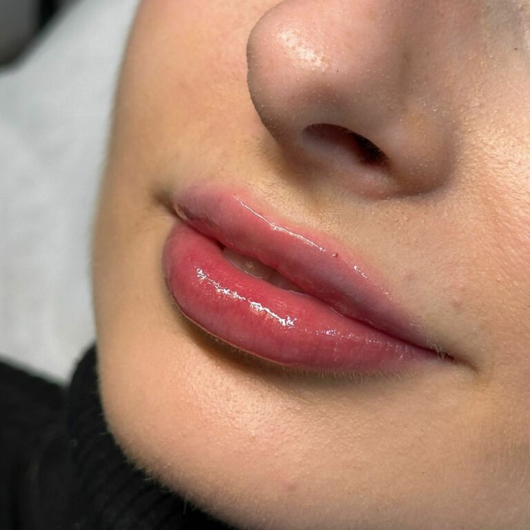 Modelowanie ust — subtelne podkreślenie — realizacja AMAR Beauty